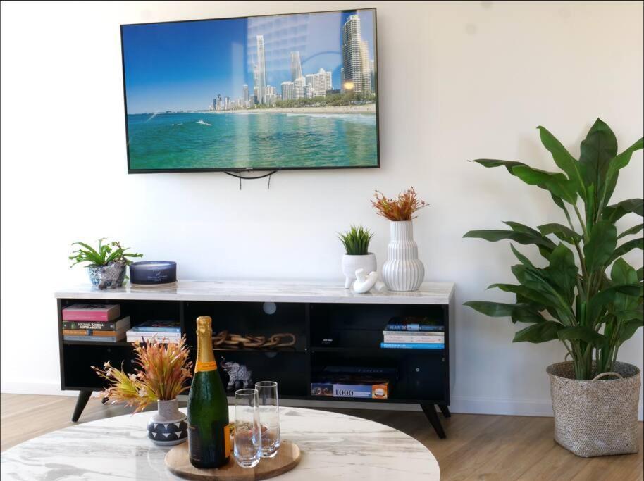 Modern 1 Brm Apartment With Pool Close To Beach Gold Coast Eksteriør bilde