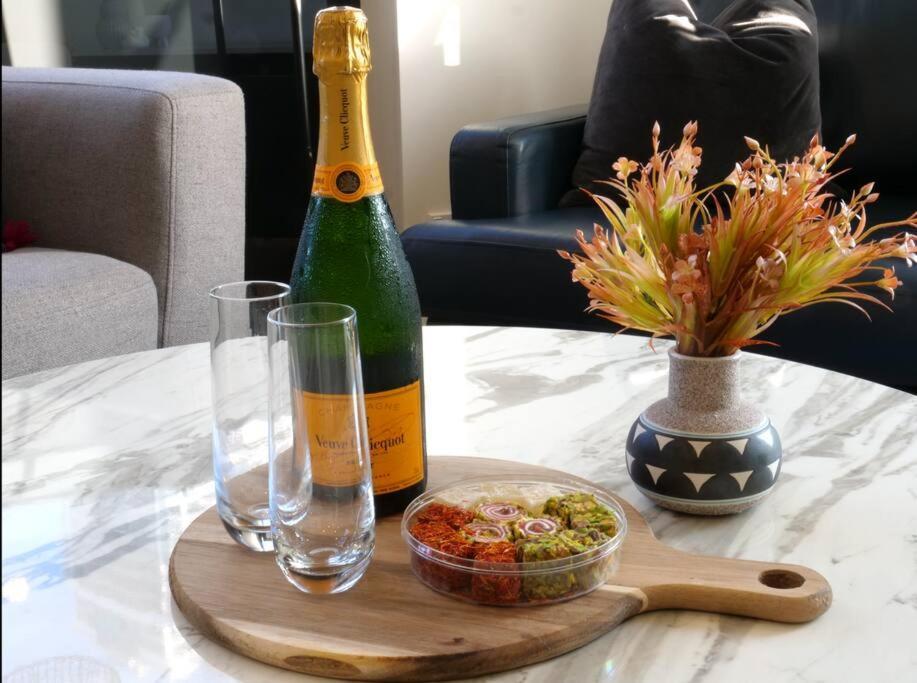 Modern 1 Brm Apartment With Pool Close To Beach Gold Coast Eksteriør bilde