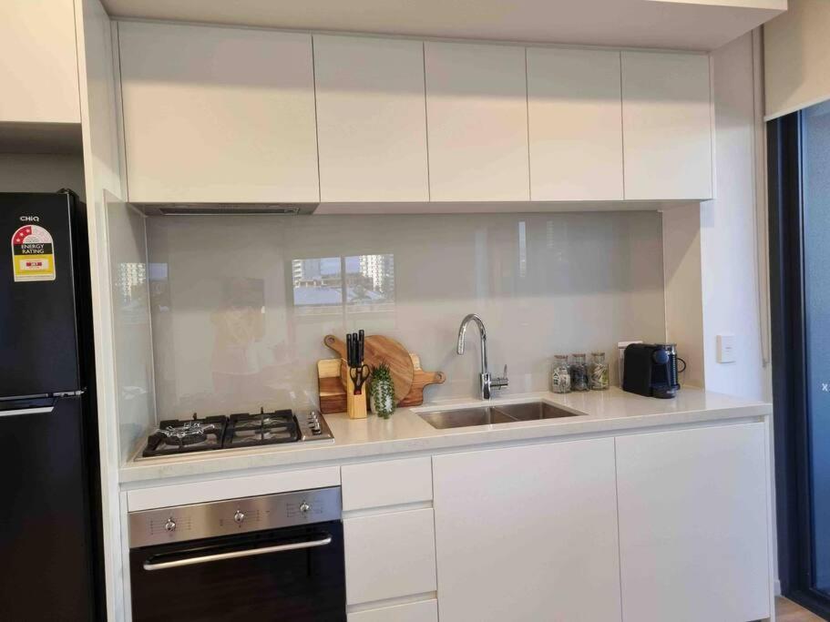 Modern 1 Brm Apartment With Pool Close To Beach Gold Coast Eksteriør bilde