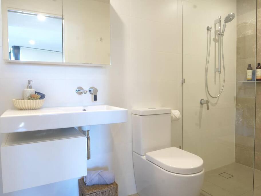 Modern 1 Brm Apartment With Pool Close To Beach Gold Coast Eksteriør bilde
