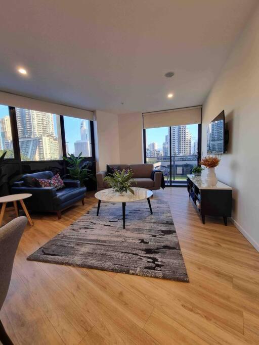 Modern 1 Brm Apartment With Pool Close To Beach Gold Coast Eksteriør bilde