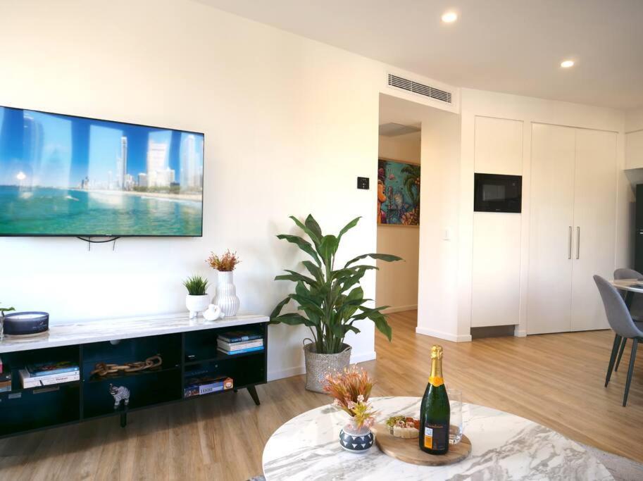 Modern 1 Brm Apartment With Pool Close To Beach Gold Coast Eksteriør bilde