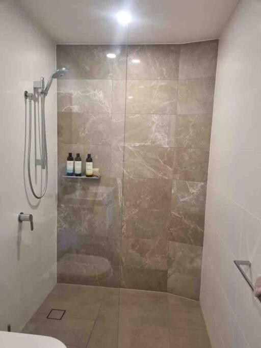 Modern 1 Brm Apartment With Pool Close To Beach Gold Coast Eksteriør bilde