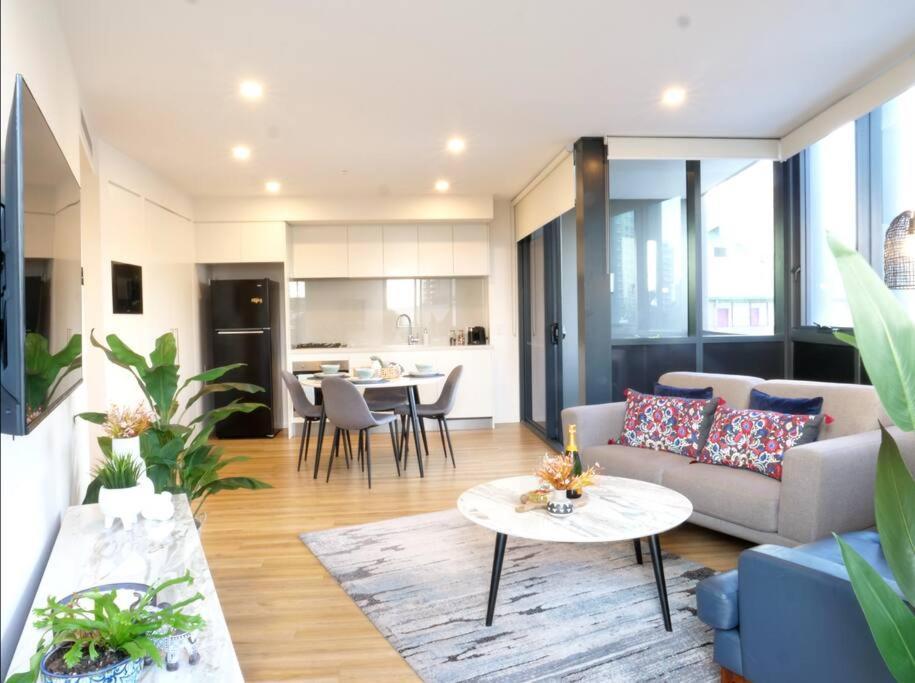 Modern 1 Brm Apartment With Pool Close To Beach Gold Coast Eksteriør bilde
