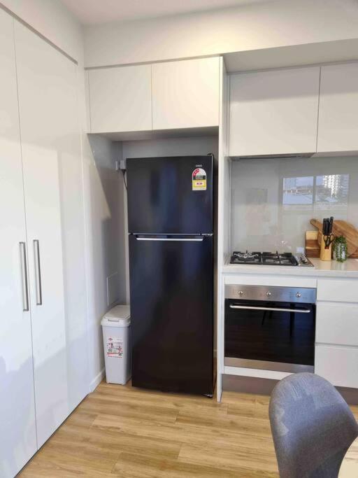 Modern 1 Brm Apartment With Pool Close To Beach Gold Coast Eksteriør bilde