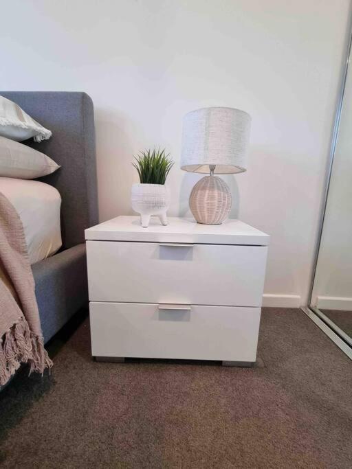 Modern 1 Brm Apartment With Pool Close To Beach Gold Coast Eksteriør bilde