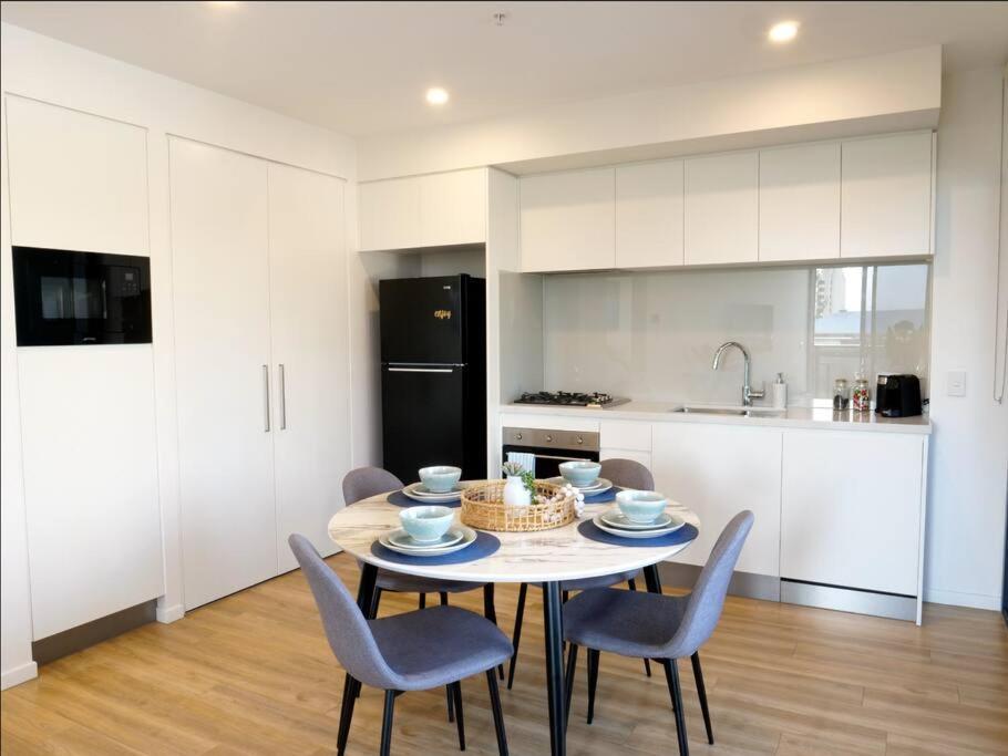 Modern 1 Brm Apartment With Pool Close To Beach Gold Coast Eksteriør bilde